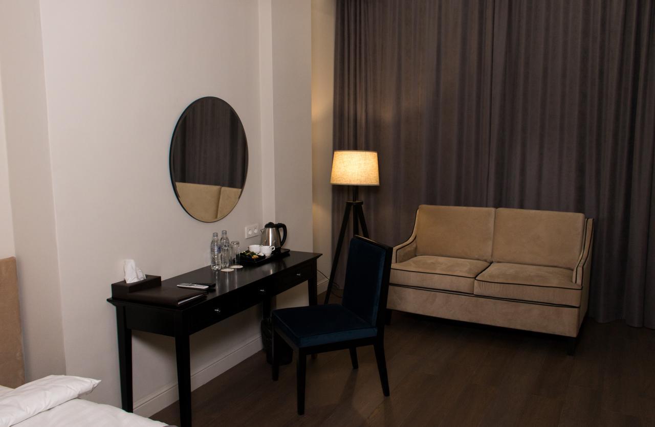 Madison Ave Hotel Bishkek Exteriör bild